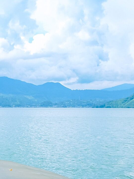 Los daños de la deforestación en lago poso indonesia