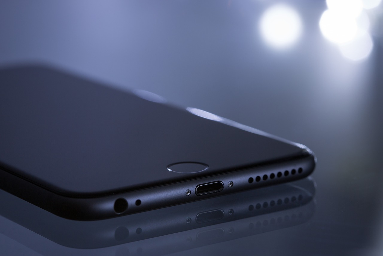 apple iphone close up smartphone 1867461
